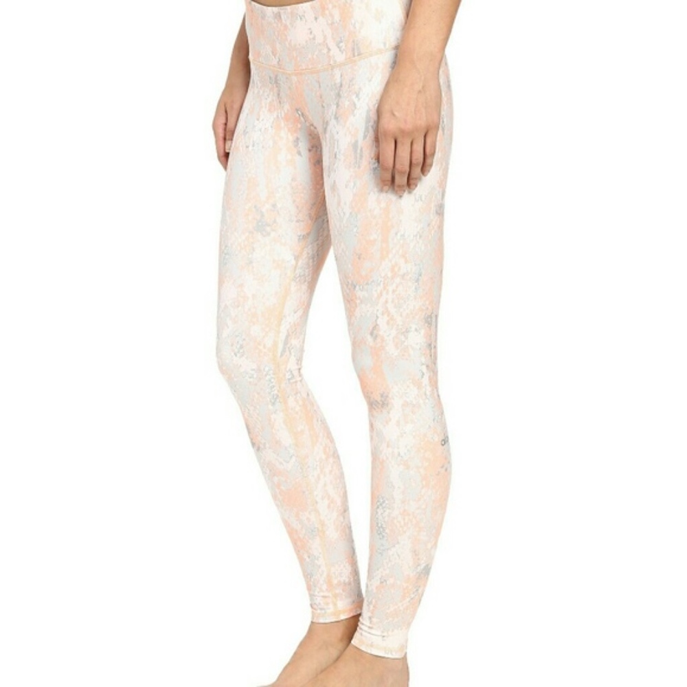 Alo Yoga Airbrush Leggings in Peach Python Size M
